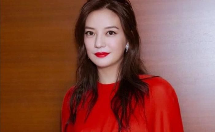 Từ "Én nhỏ" đình đám một thời đến cuộc sống kín tiếng hiện tại, Triệu Vy đã trải qua nhiều thay đổi sau gần ba thập kỷ. Ảnh: Weibo.