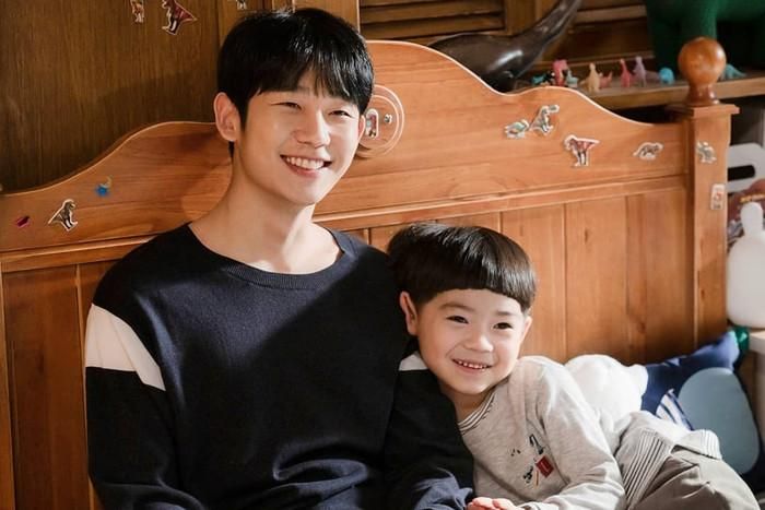 Trong One Spring Night, Jung Hae In vào vai Yoo Ji Ho, một ông bố đơn thân làm nghề dược sĩ, có mối quan hệ tình cảm với Lee Jung In (Han Ji Min) giữa nhiều ràng buộc trong cuộc sống. Nếu Something in the Rain thiên về sức hút của một chàng trai trẻ đang yêu, thì tác phẩm này lại cho thấy Jung Hae In ở hình ảnh trưởng thành và trầm lắng hơn. Nhân vật Ji Ho phải đối mặt với áp lực từ hoàn cảnh riêng, con cái và những định kiến xung quanh chuyện tình cảm. Vai diễn vì thế trở thành cơ hội để anh thể hiện rõ hơn khả năng xử lý các nhân vật có chiều sâu tâm lý.
