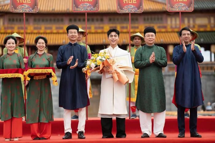 Việc đảm nhận vị trí Sứ Giả Quảng Bá Di Sản Văn Hóa Huế cũng mở ra một hình ảnh khác của MONO bên cạnh vai trò ca sĩ. Ảnh: FBNV