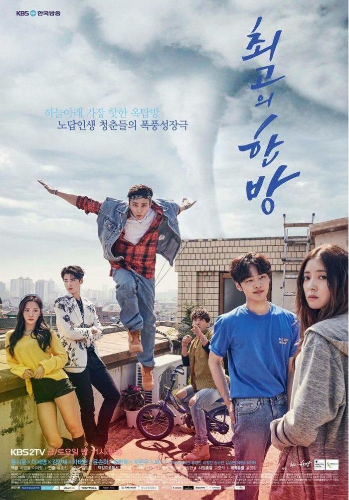 Hit the Top tạo điểm khác biệt nhờ kết hợp âm nhạc với yếu tố xuyên không và hài hước. Yoo Hyun Jae (Yoon Shi Yoon) là một thần tượng nổi tiếng của thập niên 1990 nhưng bất ngờ xuyên không đến thời hiện đại. Tại đây, anh chứng kiến sự thay đổi của ngành giải trí và gặp những người trẻ đang cố gắng theo đuổi ước mơ âm nhạc. Những tình huống hài hước xen lẫn câu chuyện tình cảm giúp bộ phim mang màu sắc nhẹ nhàng. Tác phẩm đồng thời gửi gắm thông điệp về những ước mơ dang dở và cơ hội làm lại từ đầu.