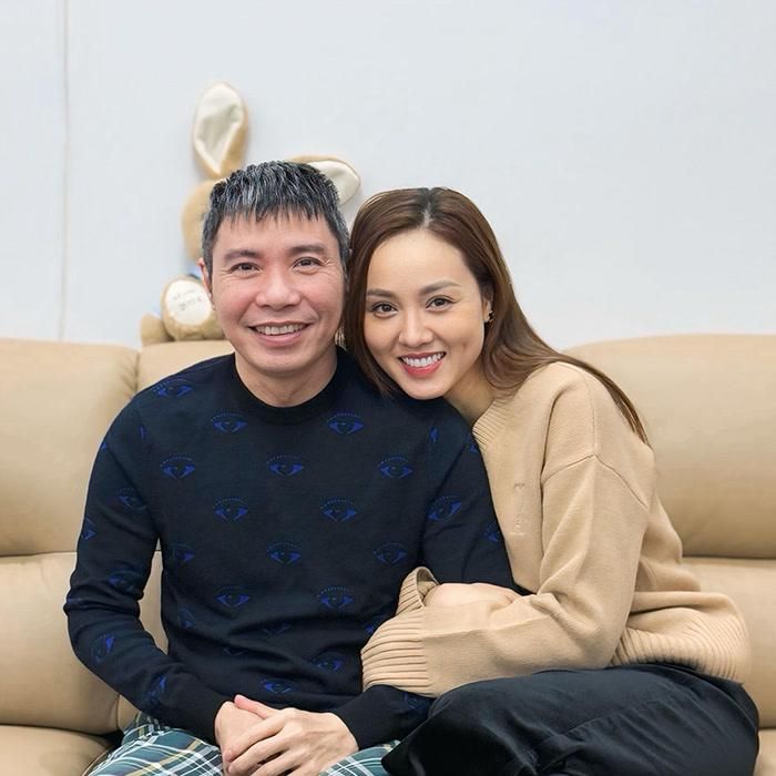 Dù chồng không mấy quan tâm đến những nội dung cô theo dõi, NSND Công Lý vẫn phải chịu đựng cảnh vợ bật nhạc Kpop và xem phim Kbiz mỗi ngày.