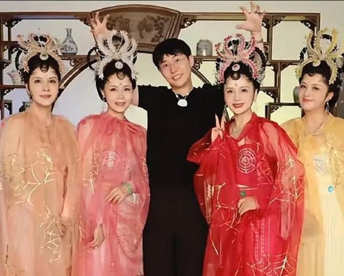 Dàn yêu tinh nhện hội ngộ sau khoảng 40 năm, khiến nhiều khán giả bồi hồi nhớ lại một phần ký ức tuổi thơ.