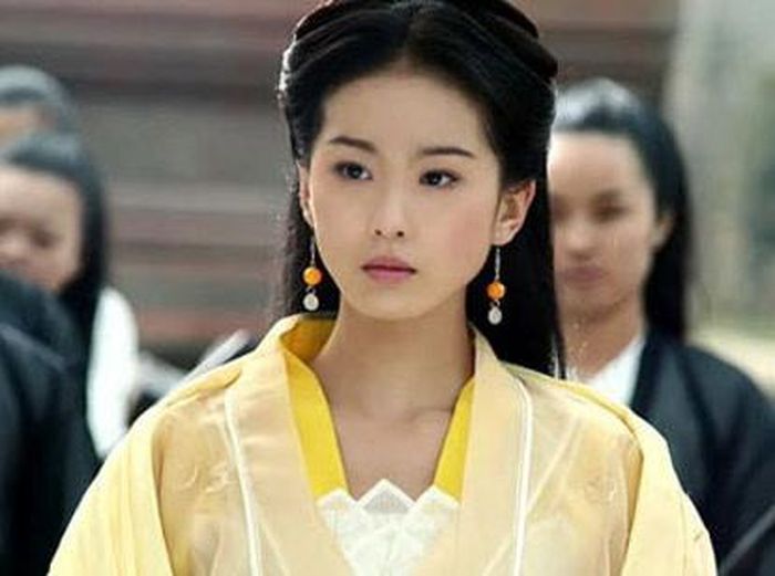 Xuất hiện không nhiều nhưng Hoàng Sam Nữ Tử luôn khiến người khác phải chú ý bởi thực lực đặc biệt.