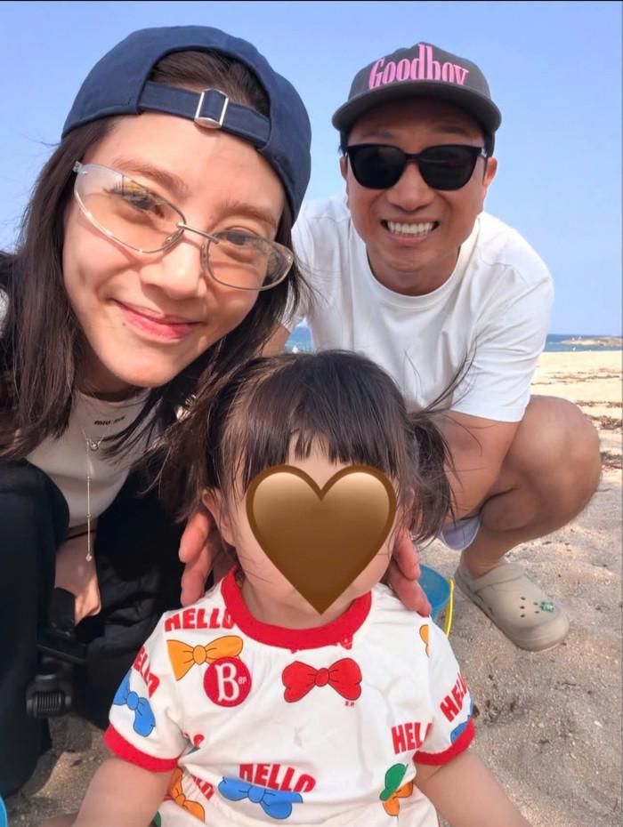 Khoảnh khắc đời thường của Son Dam Bi bên chồng và cô con gái nhỏ. Ảnh: IGNV