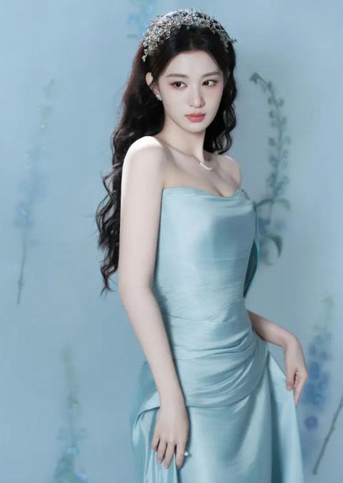 Vương Sở Nhiên gây chú ý với tạo hình thanh lạnh trong thiết kế váy cúp ngực màu xanh. Ảnh: Sohu
