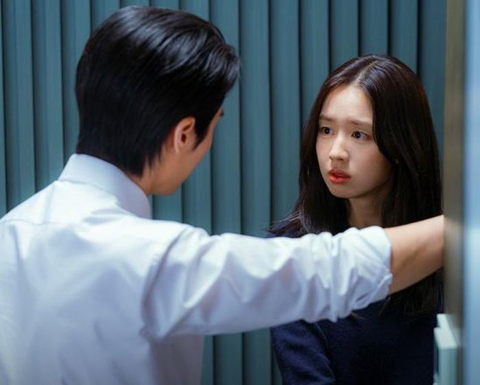 “A Love Other Than Yours” khai thác góc khuất của tình yêu lâu dài.