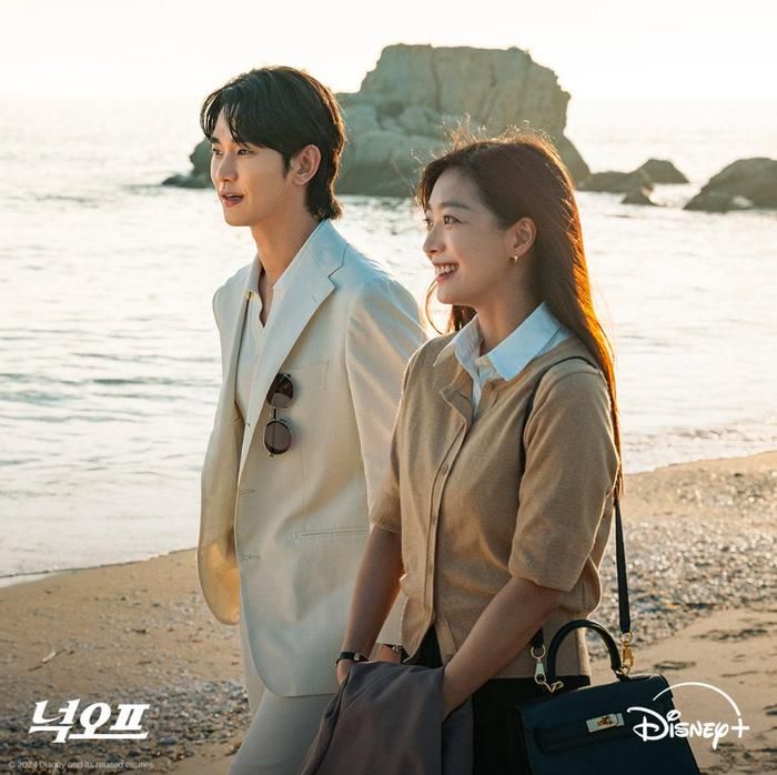 Việc Knock-Off bị trì hoãn không chỉ ảnh hưởng đến Kim Soo Hyun mà còn kéo theo bài toán lịch trình và chi phí của cả ê-kíp sản xuất.
