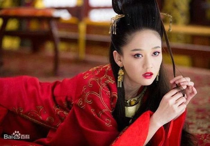 Đông Phương Bất Bại là trường hợp đặc biệt khi nhắc đến các nhân vật nữ trong những bản chuyển thể Tiếu Ngạo Giang Hồ. Nhân vật này vốn là giáo chủ Nhật Nguyệt thần giáo, sở hữu võ công gần như vô địch và trở thành một trong những đối thủ đáng sợ nhất của Lệnh Hồ Xung.