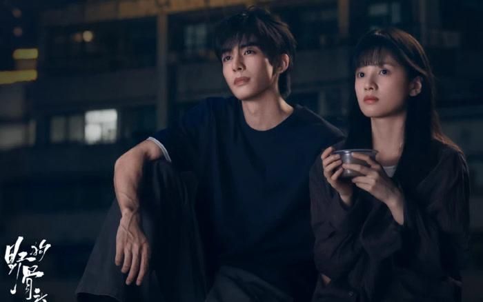 Chó Hoang Và Xương do Tống Uy Long và Trương Tịnh Nghi đóng chính. Ảnh: Weibo