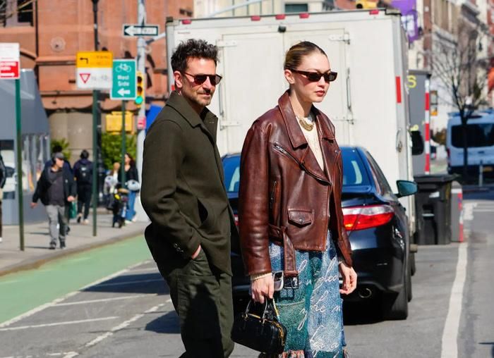 Gigi Hadid và Bradley Cooper lần đầu vướng tin hẹn hò vào tháng 10/2023, sau khi bị bắt gặp dùng bữa cùng nhau tại New York.