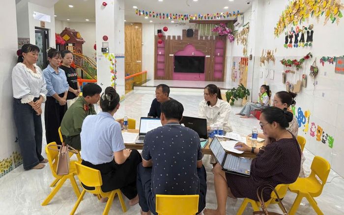 Đoàn công tác UBND phường Nha Trang làm việc với Trường Mầm non song ngữ Cleverkid sáng 30/8.
