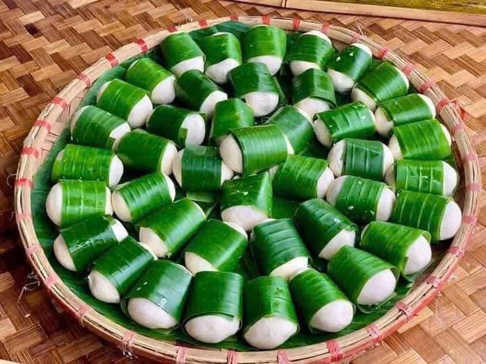 Bánh sắn là món ăn dân dã quen thuộc của người dân Phú Thọ, được làm từ bột củ sắn nếp kết hợp với các nguyên liệu truyền thống như đỗ xanh, dừa, thịt hoặc mộc nhĩ