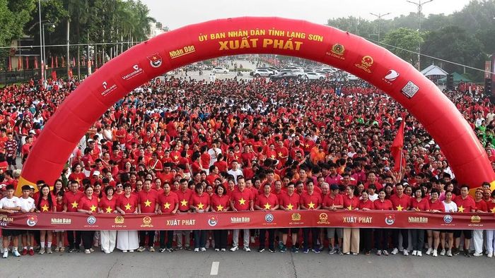 Tại Trung tâm tỉnh Lạng Sơn có trên 5.000 người tham gia đi bộ, hưởng ứng chương trình “Cùng Việt Nam tiến bước”. 