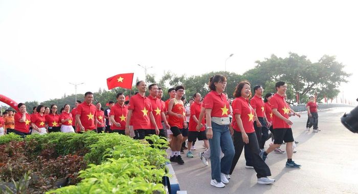 Cán bộ, chiến sĩ, đoàn viên thanh niên và Nhân dân Lạng Sơn đồng loạt mặc áo cờ đỏ sao vàng tham gia đi bộ sáng 30/8. Ảnh: LS