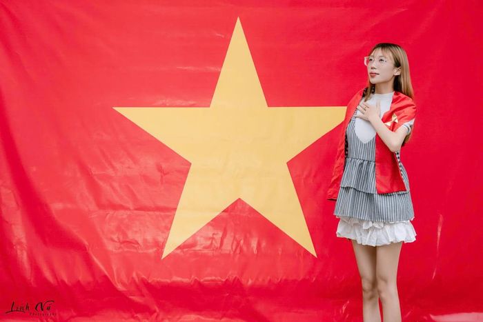 Chị Ngô Thị Mai, trú tại đường Ngô Quyền, phường Đông Kinh, hào hứng tham gia chụp ảnh miễn phí.  Ảnh: Linh Vũ