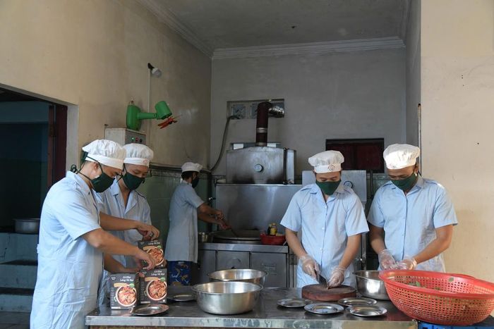 Tổ hậu cần chuẩn bị bữa cơm cho các ngư dân đang được chăm sóc ở Đảo Trường Sa.