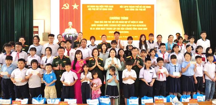 Các đại biểu chụp hình cùng các em tại chương trình.
