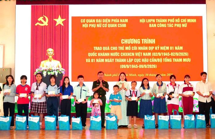 BTC chương trình vòng tay yêu thương trao quà cho các em.