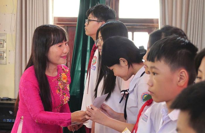 Bà Trịnh Thị Thanh, Phó Chủ tịch thường trực Hội LHPN TPHCM, trao học bổng cho các em.