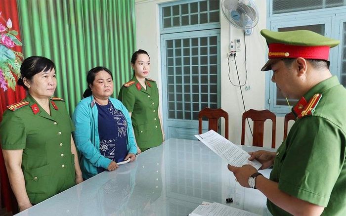 Cơ quan công an đọc lệnh khởi tố, bắt tạm giam đối tượng Linh Trang - Ảnh: CACC