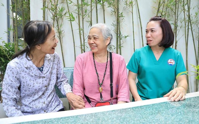 Cơ sở chăm sóc sức khỏe ban ngày người cao tuổi tại điểm Trạm Y tế Thạch Bàn, phường Long Biên.
