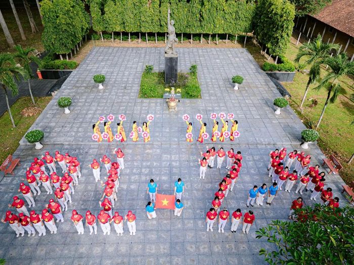 Hơn 500 cán bộ, hội viên phụ nữ và học sinh tại phường Phú Lợi (TPHCM) cùng tham gia đồng diễn dân vũ và xếp đội hình chào mừng lễ Quốc khánh.