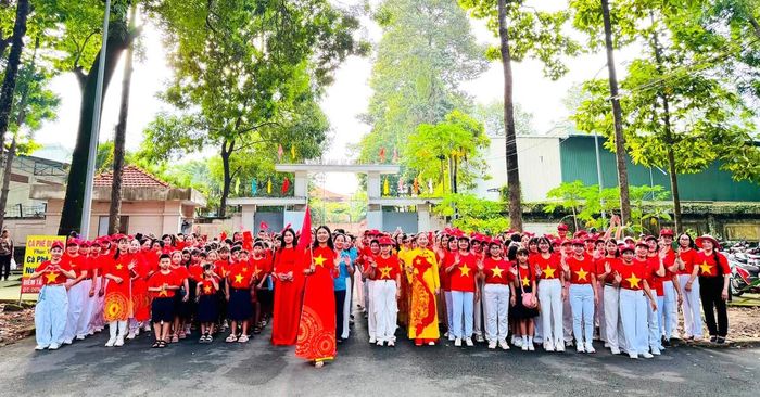 Chương trình tạo nên không khí sôi nổi tại Khu di tích lịch sử Nhà tù Phú Lợi - một trong những “địa chỉ đỏ” của địa phương.