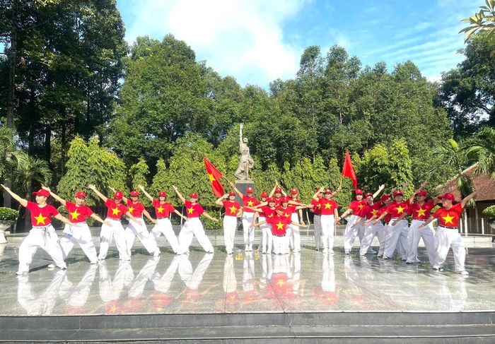 Các hội viên, phụ nữ đồng diễn dân vũ .