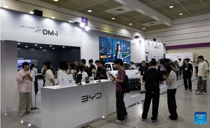 Khách tham quan gian hàng của nhà sản xuất ô tô Trung Quốc BYD tại triển lãm EV Trend Korea 2026 ở Seoul, Hàn Quốc, ngày 25.8.2026, trong bối cảnh các hãng xe Trung Quốc tìm hướng xuất khẩu ra toàn cầu. Ảnh: Tân Hoa Xã