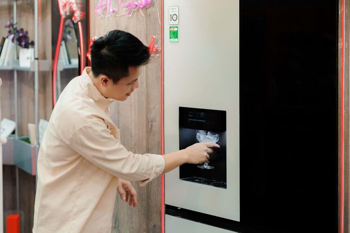 Hệ thống lấy nước và đá thông minh Smart Ice & Water Dispenser cung cấp nước lọc và đá theo lượng cài đặt sẵn.