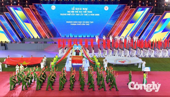 Các đoàn vận động viên tham gia Đại hội TDTT lần thứ X diễu hành