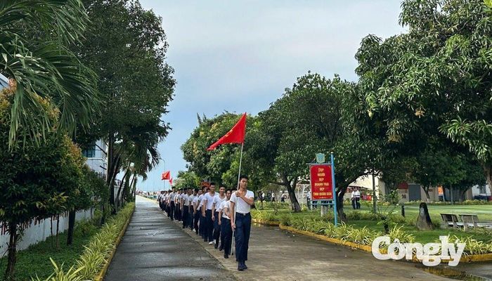 Cán bộ, chiến sĩ Hải Đoàn 42, BTL Vùng Cảnh sát biển 4 tích cực hưởng ứng hoạt động đi bộ “Cùng Việt Nam tiến bước” tại xã Năm Căn, tỉnh Cà Mau