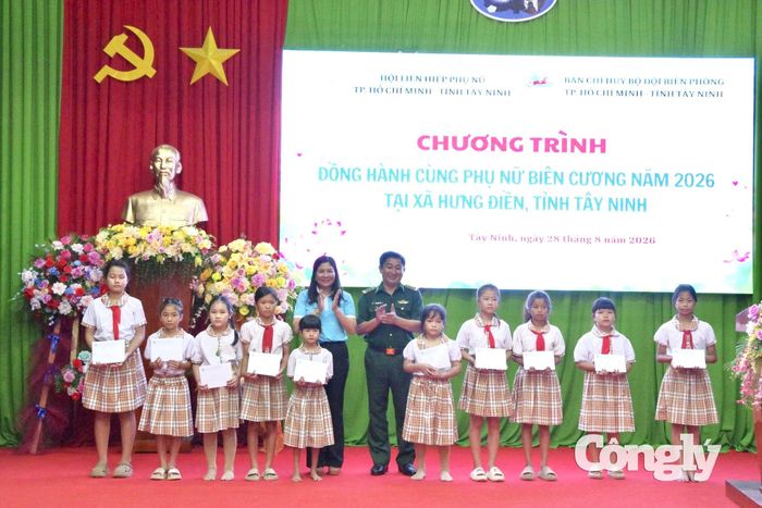 Ban tổ chức trao học bổng cho học sinh có hoàn cảnh khó khăn.