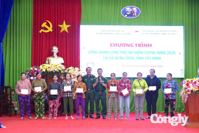 Ban tổ chức trao quà hỗ trợ hội viên phụ nữ có hoàn cảnh khó khăn.
