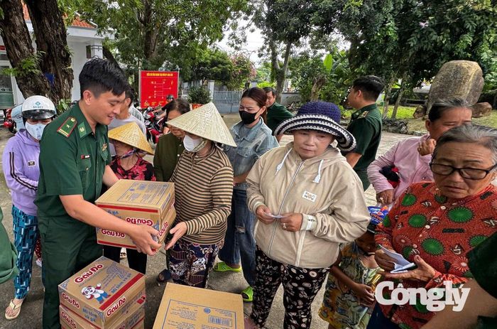 Cán bộ, chiến sĩ Đồn Biên phòng Long Sơn trao tặng các phần quà hỗ trợ các hộ gia đình có hoàn cảnh khó khăn trên địa bàn thôn 2, xã Long Sơn, TP.HCM.