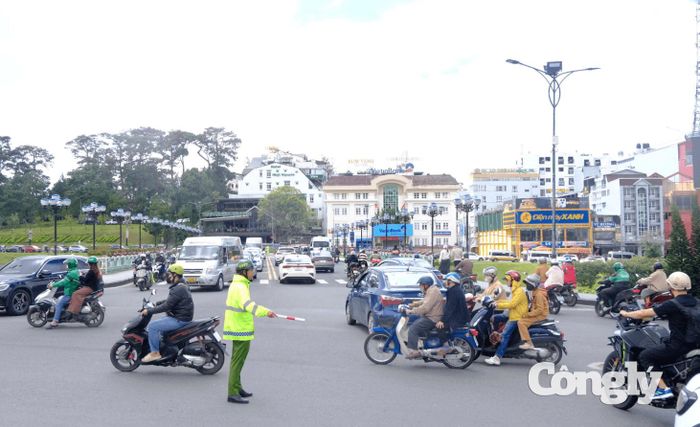 Lực lượng Cảnh sát giao thông túc trực, điều tiết phương tiện tại các tuyến đường trọng điểm.
