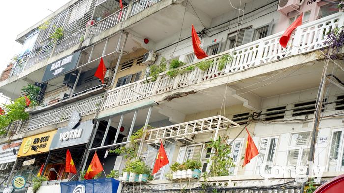 Cờ Tổ quốc được trang hoàng khắp nơi.