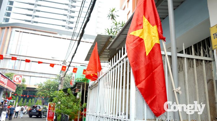 Người dân treo cờ Tổ quốc chào mừng Quốc khánh 2/9. Hình ảnh ghi nhận ở khu Mả Lạng, phường Cầu Ông Lãnh.