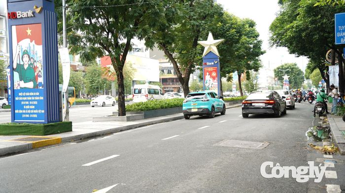 Đường phố TP.HCM được trang hoàng rực rỡ.