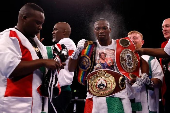 Zolani Tete ăn mừng sau khi đánh bại Jason Cunningham trong trận đấu hạng siêu bantamweight năm 2022. Việc anh bị bắn chết khiến cả giới Quyền Anh Nam Phi bàng hoàng. Ảnh: Andrew Couldridge/Action Images qua Reuters