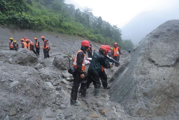 Các đội chuyên nghiệp đang khoan một tảng đá ở Trishuli để tìm kiếm đường hầm của dự án thủy điện nhằm giải cứu những người bị mắc kẹt bên trong tại Rasuwa. Ảnh: kathmandupost