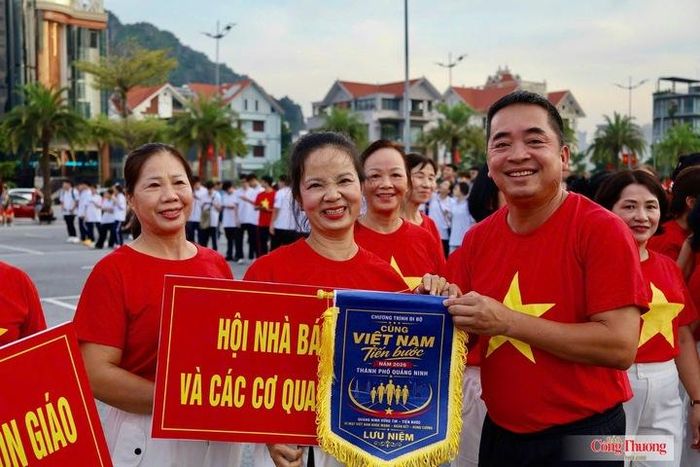 Lãnh đạo Sở Văn hóa, Thể thao và Du lịch tỉnh Quảng Ninh trao cờ tặng các đơn vị tham gia.