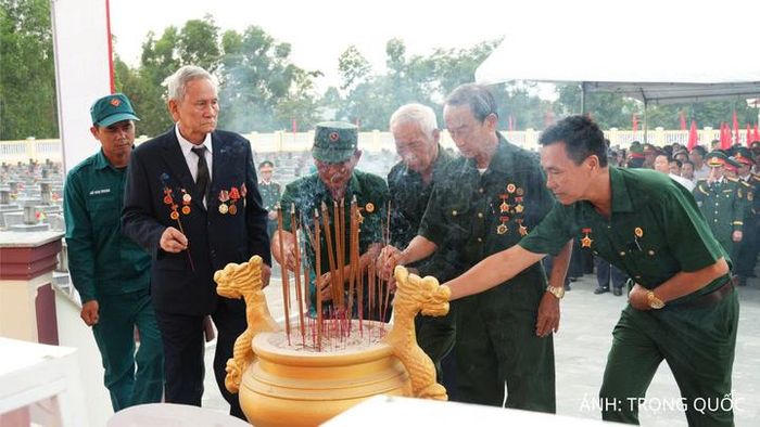 Các cựu chiến binh thắp nén nhang tưởng nhớ các liệt sĩ