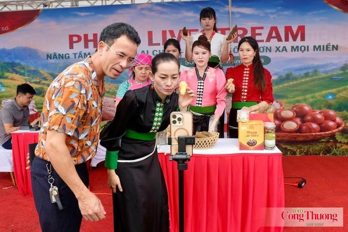 Nhóm livestream Cô Ba Hồng và "Bình Lư Digital" trong phiên livestream sáng 30/8/2026. 