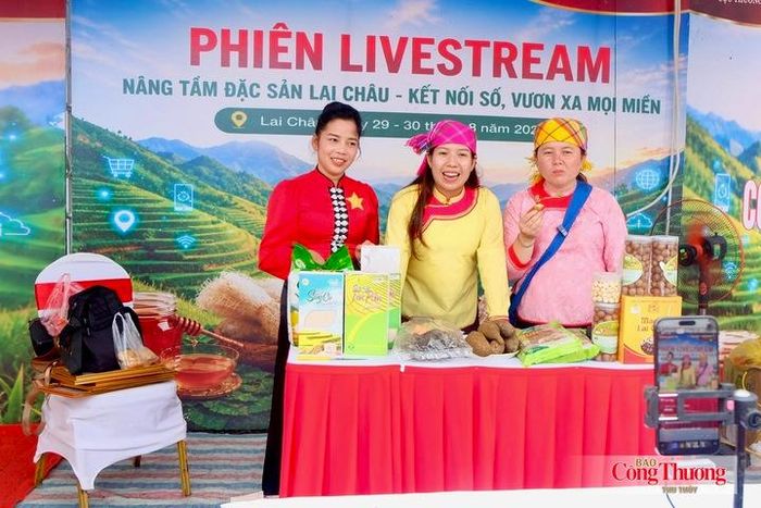 Nông sản xã Than Uyên như gạo Séng cù "hút" khách trong phiên livestream sáng 30/8/2026. 