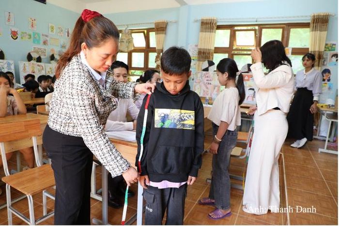 AVC phối hợp với nhà may đo trực tiếp cho từng em học sinh để bảo đảm đồng phục vừa vặn, phù hợp