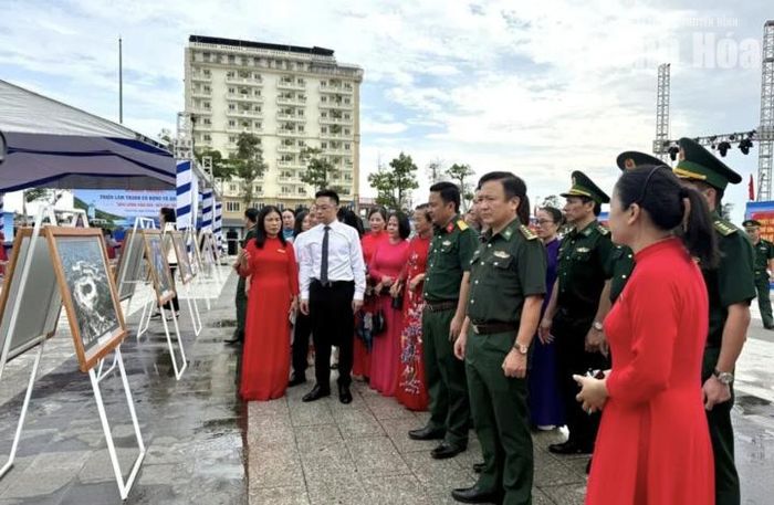 Ngay trong ngày khai mạc, đông đảo cán bộ, lực lượng vũ trang và người dân đã đến tham quan.