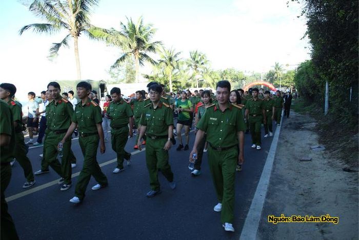 Cán bộ, chiến sĩ Công an tỉnh Lâm Đồng hưởng ứng chương trình.