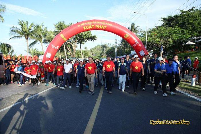 Ông Hồ Văn Mười, Chủ tịch UBND tỉnh cùng các đại biểu đi bộ tham gia Chương trình đi bộ “Cùng Việt Nam tiến bước” năm 2026.
