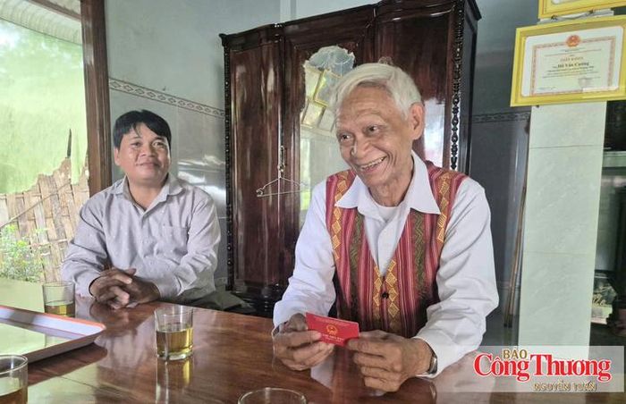  Ông Hồ Văn Cường, cùng Trưởng thôn Hồ Đức Kiểu trao đổi với phóng viên